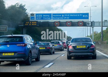 Verkehrsgeschwindigkeitsbeschränkungen und Fahrzeuge auf der Autobahn M25, London, England. Stockfoto