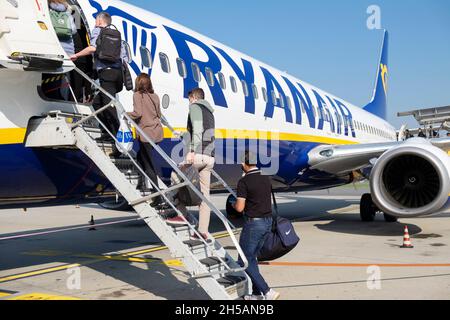 Passagiere steigen in ein Ryanair-Flugzeug ein, das zum Flughafen Stanstead in Turin, Italien, fliegt Stockfoto