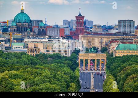 Skyline von Berlin in Deutschland mit Blick über den Tiergarten zum Brandenburger Tor, Dom und Rathaus. Stockfoto