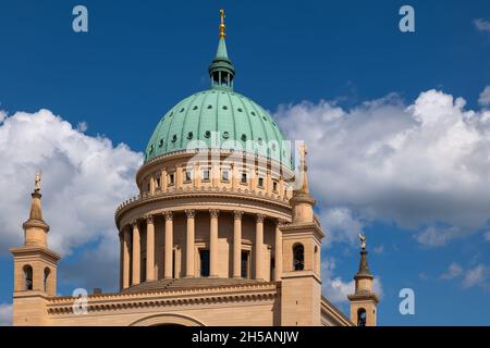 St. Nikolaus Kirche (St. Nikolaikirche) Kuppel in der Stadt Potsdam, Brandenburg, Deutschland, evangelische Kirche im klassizistischen Stil aus dem 19. Jahrhundert. Stockfoto