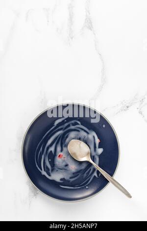 Leere blaue Platte auf weißem Marmor Stockfoto