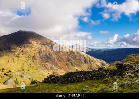 Y Lliwedd Berg über Cwm Llan von Yr Aran Berghang im Snowdonia Nationalpark. Gwynedd, Nordwales, Großbritannien Stockfoto