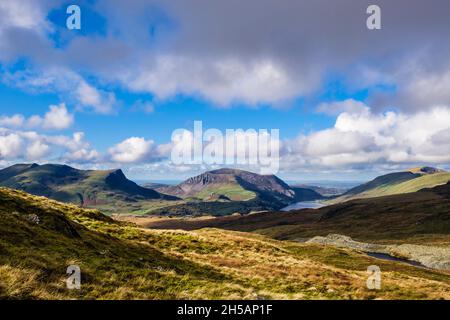 Blick über den Hochland auf die Hänge von Yr Aran zum Nantlle Ridge und Mynydd Mawr im Snowdonia National Park. Rhyd DDU, Gwynedd, North Wales, Großbritannien Stockfoto