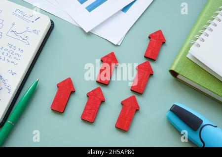 Erfolgskonzept mit erhöhten roten Pfeilen und Finanzbericht. Stockfoto