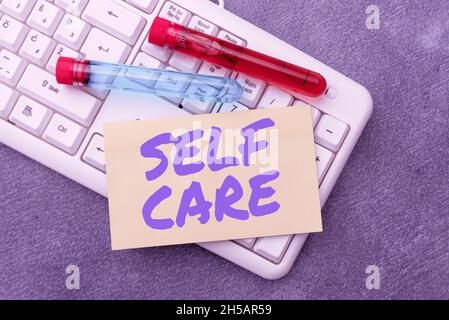 Textunterschrift zur Selbstpflege. Konzept, das die Praxis des Erfolgenden von Maßnahmen zur Verbesserung der eigenen Gesundheit bedeutet Typing Medical Notes Scientific Stockfoto