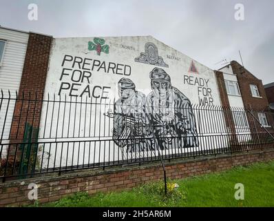 Ein Wandgemälde der Ulster loyalistischen paramilitärischen Gruppe, der Ulster Volunteer Force (UVF), an der Wand am Eingang des Mount Vernon Wohngrundstücks im Norden Belfasts mit dem Test „bereit für den Frieden, bereit für den Krieg“. Stockfoto