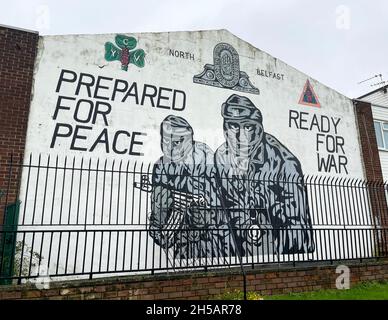 Ein Wandgemälde der Ulster loyalistischen paramilitärischen Gruppe, der Ulster Volunteer Force (UVF), an der Wand am Eingang des Mount Vernon Wohngrundstücks im Norden Belfasts mit dem Test „bereit für den Frieden, bereit für den Krieg“. Stockfoto