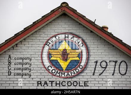 Wandbild des Red Hand Commando (RHC), einer geheimnisvollen Ulster-loyalistischen paramilitärischen Gruppe im Rathcoole-Wohngebiet von Newtownabbey, County Antrim, Nordirland. Stockfoto