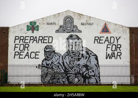 Ein Wandgemälde der Ulster loyalistischen paramilitärischen Gruppe, der Ulster Volunteer Force (UVF), an der Wand am Eingang des Mount Vernon Wohngrundstücks im Norden Belfasts mit dem Test „bereit für den Frieden, bereit für den Krieg“. Stockfoto