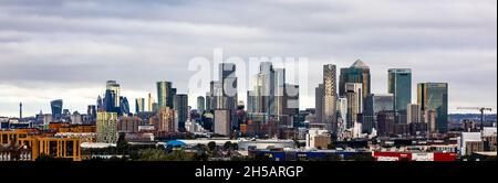 Am frühen Morgen Blick auf die Wolkenkratzer von Canary Wharf und die City of London, London Stockfoto