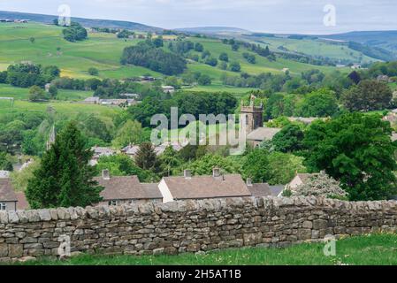 Yorkshire-Landschaft, typische malerische Aussicht auf eine kleine Marktstadt (Pateley Bridge) in der Nidderdale-Gegend von North Yorkshire, England, Großbritannien Stockfoto