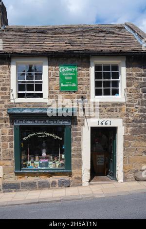Pateley Bridge Sweet Shop, Außenansicht eines Geschäfts, von dem angenommen wird, dass es sich um den 'ältesten Süßwarenladen in England' handelt, in der Pateley Bridge High Street, Yorkshire Stockfoto