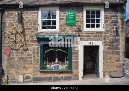 Pateley Bridge Sweet Shop, Außenansicht eines Geschäfts, von dem angenommen wird, dass es sich um den 'ältesten Süßwarenladen in England' handelt, in der Pateley Bridge High Street, Yorkshire Stockfoto