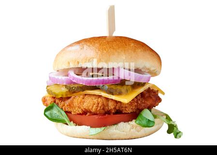 Vorderansicht des Burgers mit knusprigem Huhn, Zwiebeln und Käse. Isoliert auf Weiß mit Beschneidungspfad Stockfoto