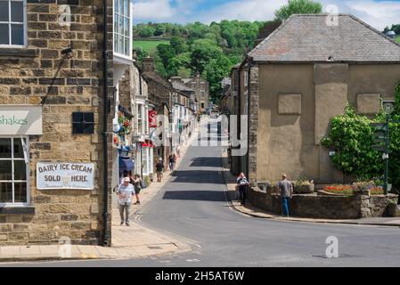 Pateley Bridge, Blick im Sommer auf die steile High Street in der Stadt Pateley Bridge in der malerischen Nidderdale-Gegend von North Yorkshire, England, Großbritannien Stockfoto