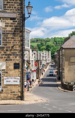 Pateley Bridge, Blick im Sommer auf die steile High Street in der Stadt Pateley Bridge in der malerischen Nidderdale-Gegend von North Yorkshire, England, Großbritannien Stockfoto