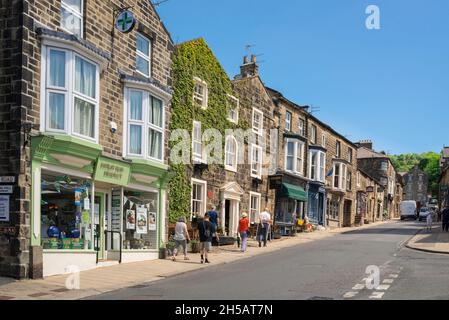 Yorkshire UK, Blick im Sommer auf die steile High Street in der Stadt Pateley Bridge in der malerischen Nidderdale-Gegend von North Yorkshire Stockfoto