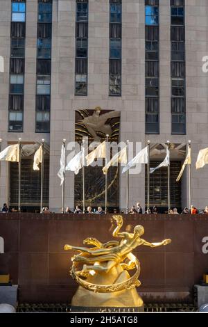 Statue des Prometheus, Rockefeller Center Plaza, NYC 2021 Stockfoto