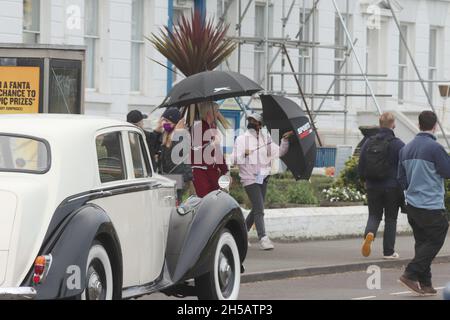 Steve Coogan Llandudno, Nordwales 9. November 2021. Der Schauspieler Steve Coogan und die Schauspielerin Gemma Jones wurden beim Dreh der Abrechnung in Llandudno für das kommende Fernsehdrama über Jimmy Savile gesehen Stockfoto