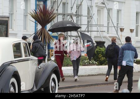 Steve Coogan Llandudno, Nordwales 9. November 2021. Der Schauspieler Steve Coogan und die Schauspielerin Gemma Jones wurden beim Dreh der Abrechnung in Llandudno für das kommende Fernsehdrama über Jimmy Savile gesehen Stockfoto