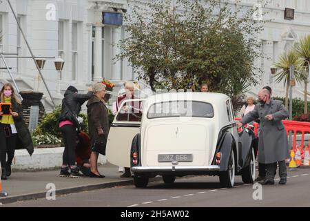 Steve Coogan Llandudno, Nordwales 9. November 2021. Der Schauspieler Steve Coogan und die Schauspielerin Gemma Jones wurden beim Dreh der Abrechnung in Llandudno für das kommende Fernsehdrama über Jimmy Savile gesehen Stockfoto