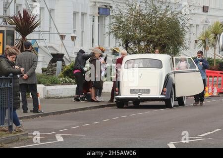 Steve Coogan Llandudno, Nordwales 9. November 2021. Der Schauspieler Steve Coogan und die Schauspielerin Gemma Jones wurden beim Dreh der Abrechnung in Llandudno für das kommende Fernsehdrama über Jimmy Savile gesehen Stockfoto