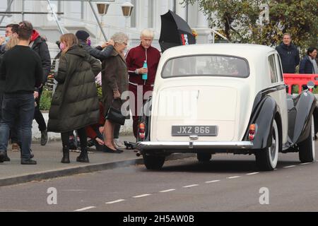 Steve Coogan Llandudno, Nordwales 9. November 2021. Der Schauspieler Steve Coogan und die Schauspielerin Gemma Jones wurden beim Dreh der Abrechnung in Llandudno für das kommende Fernsehdrama über Jimmy Savile gesehen Stockfoto