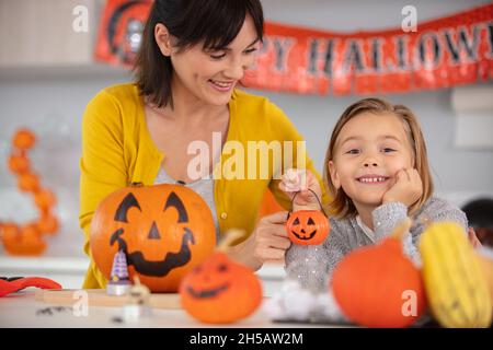 Mutter und ihre Tochter bereiten sich auf halloween vor Stockfoto