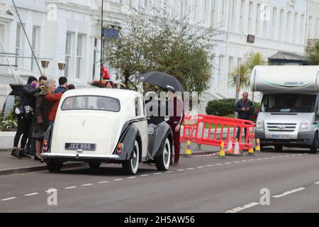 Steve Coogan Llandudno, Nordwales 9. November 2021. Der Schauspieler Steve Coogan und die Schauspielerin Gemma Jones wurden beim Dreh der Abrechnung in Llandudno für das kommende Fernsehdrama über Jimmy Savile gesehen Stockfoto