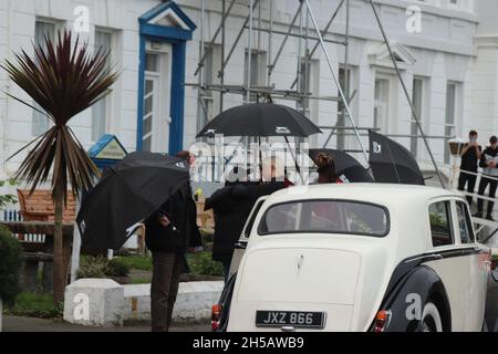 Steve Coogan Llandudno, Nordwales 9. November 2021. Der Schauspieler Steve Coogan und die Schauspielerin Gemma Jones wurden beim Dreh der Abrechnung in Llandudno für das kommende Fernsehdrama über Jimmy Savile gesehen Stockfoto