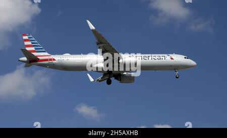 CHICAGO, USA - 10. Oktober 2021: Der Airbus A321 von American Airlines bereitet sich auf die Landung am internationalen Flughafen Chicago O'Hare vor Stockfoto