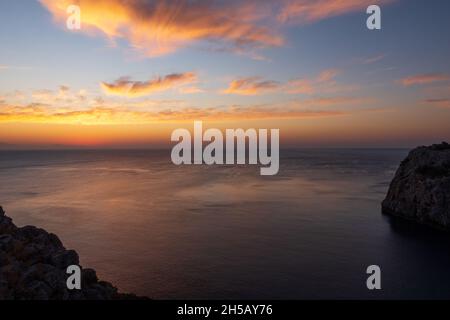 Schöner Sonnenaufgang in Faliraki Ostküste der Griechen, Anthony Quinn Bay, Rhodos, Griechenland Stockfoto