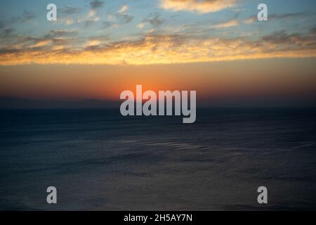 Schöner Sonnenaufgang in Faliraki Ostküste der Griechen, Anthony Quinn Bay, Rhodos, Griechenland Stockfoto