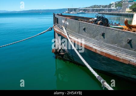 Hikitia ist eine selbstfahrende floating Dampf Kran in Wellington, Neuseeland. Sie ist dafür gedacht, die sich nur auf die Arbeitszeit Dampf Kran ihrer Art werden in Stockfoto