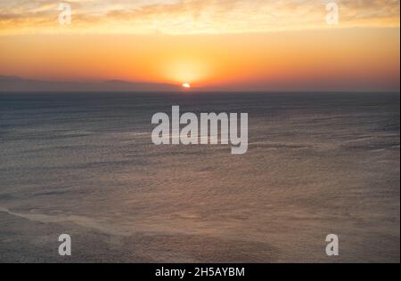 Schöner Sonnenaufgang in Faliraki Ostküste der Griechen, Anthony Quinn Bay, Rhodos, Griechenland Stockfoto