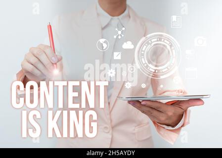 Konzeptionelle Bildunterschrift Inhalt ist König. Konzept bedeutet Marketing-fokussierte wachsende Sichtbarkeit nicht bezahlte Suchergebnisse Business Woman Touching Digital Data Stockfoto