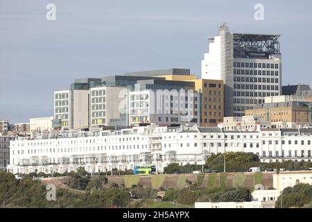 Allgemeine Ansicht Chichester Terrasse und das neu erbaute Royal Sussex County Hospital komplett und Helipad. Diese Häuserterrasse wurde von Amon Wilds und Charles Augustin Busby für den Entwickler Thomas Read Kemp entworfen. Sie waren Teil des Kemp Town Estate. Der Bauherr Thomas Cubitt baute die Nummer 1-3 und baute die Terrasse 1855. Bild James Boardman Stockfoto