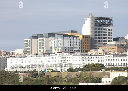 Allgemeine Ansicht Chichester Terrasse und das neu erbaute Royal Sussex County Hospital komplett und Helipad. Diese Häuserterrasse wurde von Amon Wilds und Charles Augustin Busby für den Entwickler Thomas Read Kemp entworfen. Sie waren Teil des Kemp Town Estate. Der Bauherr Thomas Cubitt baute die Nummer 1-3 und baute die Terrasse 1855. Bild James Boardman Stockfoto