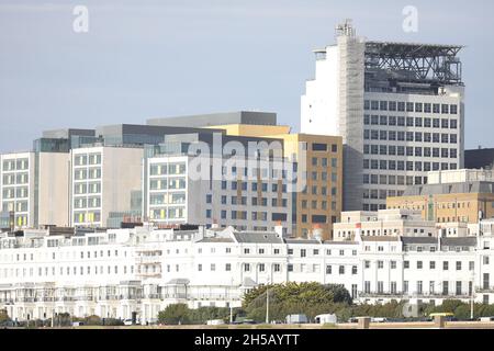 Allgemeine Ansicht Chichester Terrasse und das neu erbaute Royal Sussex County Hospital komplett und Helipad. Diese Häuserterrasse wurde von Amon Wilds und Charles Augustin Busby für den Entwickler Thomas Read Kemp entworfen. Sie waren Teil des Kemp Town Estate. Der Bauherr Thomas Cubitt baute die Nummer 1-3 und baute die Terrasse 1855. Bild James Boardman Stockfoto