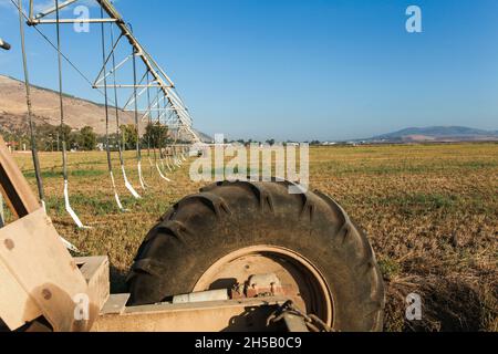 Mobile-Bewässerung-Roboter in einem Feld. Fotografiert in der Jesreel-Tal, Israel Stockfoto