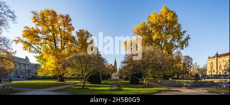 FRANKREICH, Elsass, Bas-Rhin (67), Straßburg, Place de la République im Herbst und die Kathedrale von Srasbourg Stockfoto