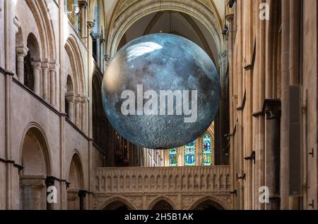 Museum of the Moon Touren durch die Chichester Cathedral in der Stadt Chichester, Großbritannien. Mit Dank an den Dekan und das Kapitel der Chichester Kathedrale. Stockfoto