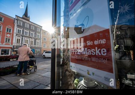 08. November 2021, Bayern, Pfarrkirchen: 'Bitte tragen Sie eine FFP2-Maske' steht auf einem Laden in der Innenstadt. Für den Landkreis Rottal-Inn gab das RKI am Montag eine Inzidenz von 833.3 an – den zweithöchsten bundesweiten Wert, dicht gefolgt vom Landkreis Mühldorf am Inn mit 831. Foto: Armin Weigel/dpa Stockfoto