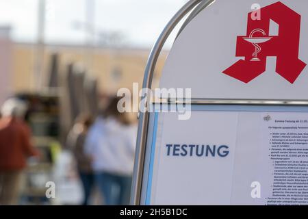 08. November 2021, Bayern, Pfarrkirchen: ''Testing'' steht auf einem Schild vor einer Apotheke. Für den Landkreis Rottal-Inn gab das RKI am Montag eine Inzidenz von 833.3 an – den zweithöchsten bundesweiten Wert, dicht gefolgt vom Landkreis Mühldorf am Inn mit 831. Foto: Armin Weigel/dpa Stockfoto