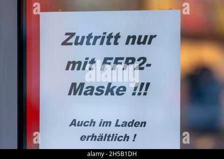 08. November 2021, Bayern, Pfarrkirchen: 'Zutritt nur mit FFP2-Maske' steht auf einem Laden in der Innenstadt. Für den Landkreis Rottal-Inn gab das RKI am Montag eine Inzidenz von 833.3 an – den zweithöchsten bundesweiten Wert, dicht gefolgt vom Landkreis Mühldorf am Inn mit 831. Foto: Armin Weigel/dpa Stockfoto