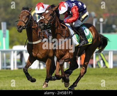 Aktenfoto vom 24-04-2021 Jack Tudor auf Kitty's Light (rechts). Charlie Hall, Vizemeister von Kitty's Light, wird sich in der Ladbrokes Trophy in Newbury um einen besseren Platz bewerben. Ausgabedatum: Montag, 8. November 2021. Stockfoto