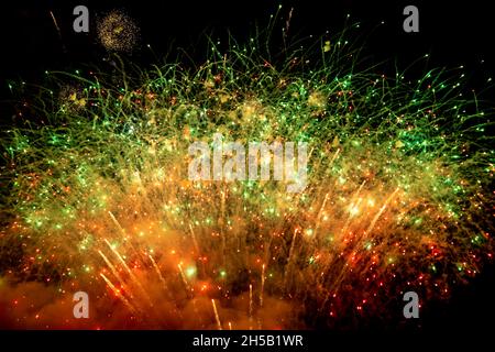 Buntes Feuerwerk gegen den Nachthimmel Stockfoto