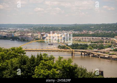 Blick auf die Pittsburgh-Brücke und das Heinz Field Stadium der Steelers. Stockfoto