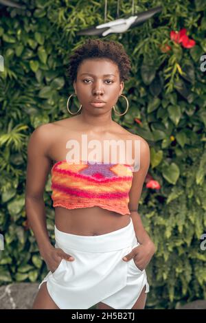 Ein Porträt einer ernsthaften jungen afroamerikanischen Frau Stockfoto