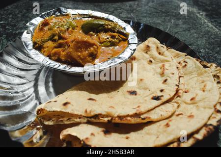 Indische hausgemachte Dhaba Stil einfache und traditionelle Speisen Roti sabzi. Phulka mit Kartoffelpüree. Stockfoto